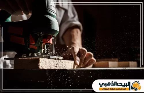 أدوات النجارة اليدوية مثل الفارة والملزمة فوق لوح خشبي، تعكس مزيج الحرفة اليدوية والأدوات الكلاسيكية