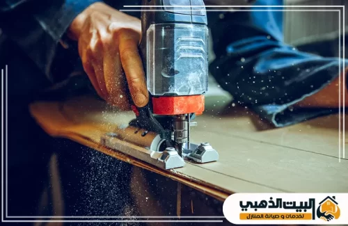 لقطة قريبة توضح استخدام منشار الأركت الكهربائي لقص الألواح الخشبية بدقة عالية وتفاصيل فنية دقيقة.