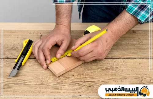 مرحلة القياس الدقيق وتحديد العلامات باستخدام المتر وقلم الرصاص لضمان تنفيذ التصميم بأعلى جودة.