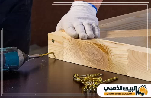 استخدام آلة قطع يدوية كهربائية (صاروخ) لقص لوح أبيض صلب بدقة متناهية. يظهر التحكم الكامل في الأداة