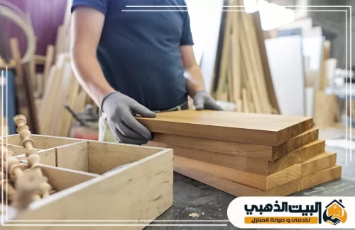 تجهيز وفرز ألواح خشبية طبيعية لأعمال الديكور والأثاث.