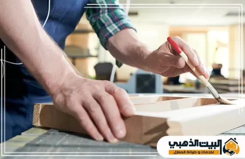 طلاء الأثاث الخشبي بطبقة حماية لإبراز جماله الطبيعي.