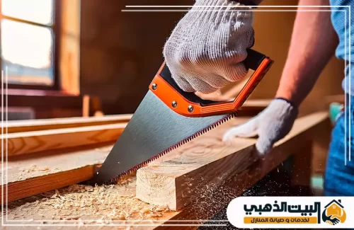 استخدام منشار يدوي حديث لقص قطعة خشبية بدقة، مع تطاير نشارة الخشب وتعتبر مهارة القص اليدوي من أساسيات أعمال النجارة