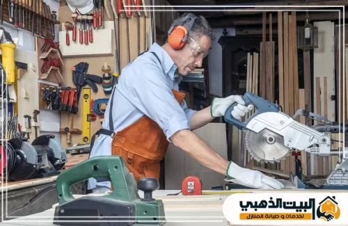 يداً خبيرة تمسك بقلم رصاص لرسم نقش هندسي معقد بدقة فائقة على لوح خشبي. هذه المرحلة هي الأهم في عملية النحت.