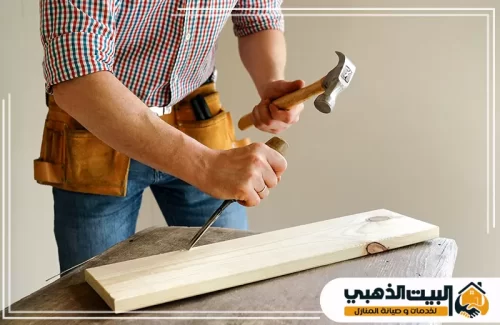 حفر ونحت الخشب يدوياً باستخدام الأزميل والمطرقة.