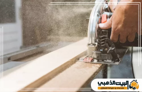 نجار محترف يستخدم ماكينة تسوية الخشب في الورشة.