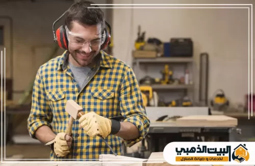 تجهيز أدوات النجارة والمخططات الهندسية لبدء التنفيذ.