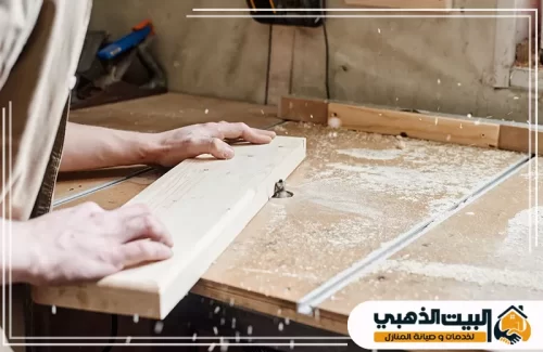 استخدام ماكينة الراوتر لتشكيل وزخرفة حواف الخشب.