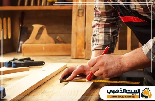 فني يحدد قياسات الخشب بدقة باستخدام المسطرة والقلم.