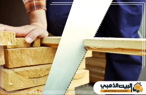 تجسد هذه اللقطة مهارة القص اليدوي باستخدام منشار خشبي حاد لقطع مجموعة من الألواح المتراصة