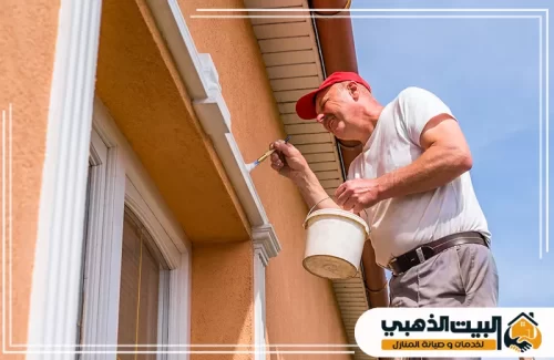 تنفيذ دهانات خارجية في الفجيرة مع عناية بالحواف والكرانيش لإظهار الواجهة بشكل مرتب.