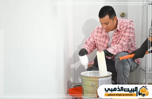 تجهيز وخلط الدهان قبل التطبيق خطوة أساسية نعتمدها في خدمة صباغ في راس الخيمة لثبات اللون.
