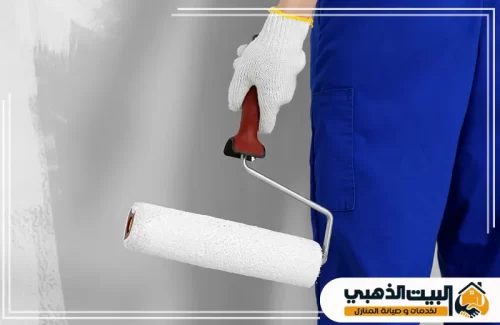 فني صباغ في الفجيرة يتعامل بدقة مع الدهان الأبيض لإخراج تشطيب موحد وخالٍ من التفاوت.