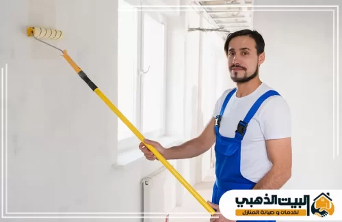 صباغ في راس الخيمة يستخدم أدوات مناسبة للوصول للأماكن العالية وتنفيذ الدهان الداخلي بدقة وسهولة.