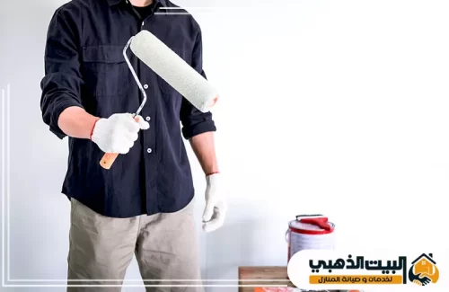 فني صباغ في راس الخيمة جاهز بأدواته لبدء العمل بسرعة، مع تنفيذ منظم يضمن تغطية متساوية وجودة واضحة.