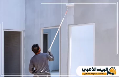 صباغ في الفجيرة ينجز طلاء الجدران المرتفعة داخل الموقع بدقة وتنظيم في خطوات التنفيذ.