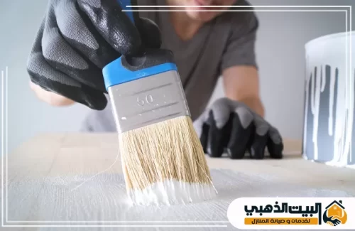 صباغ في عجمان 0557617061 شركة دهانات في عجمان دهان الأسطح الخشبية بفرشاة دقيقة في عجمان لإظهار نعومة التشطيب والوصول لنتيجة مرتبة وواضحة.