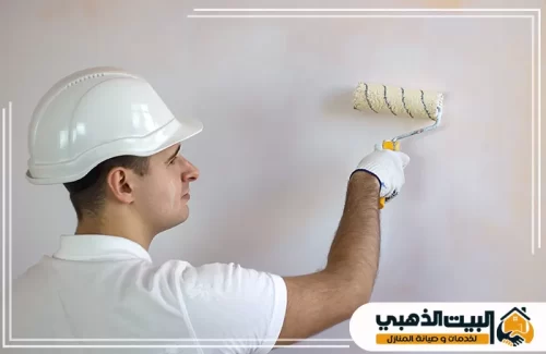 تنفيذ طبقات الدهان على الجدران بسلاسة يبرز خبرة صباغ في راس الخيمة في التشطيب النظيف وتوحيد اللون.