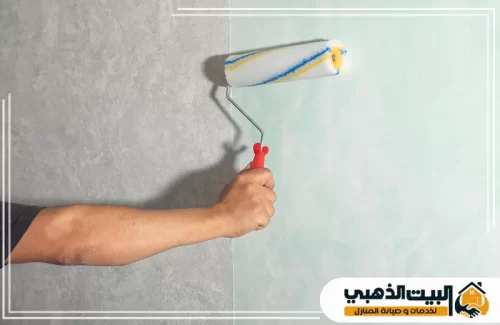 صباغ في الفجيرة يجهز السطح جيدًا قبل الطلاء لضمان ثبات اللون وظهور النتيجة بشكل أنظف.