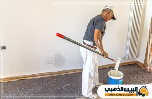 نظافة المكان بتغطية الأرضيات بالكامل قبل بدء أعمال صبغ الفلل لضمان نتيجة احترافية.